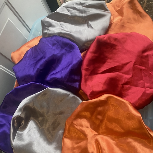Satin reversible bonnets - Picture 1 of 3